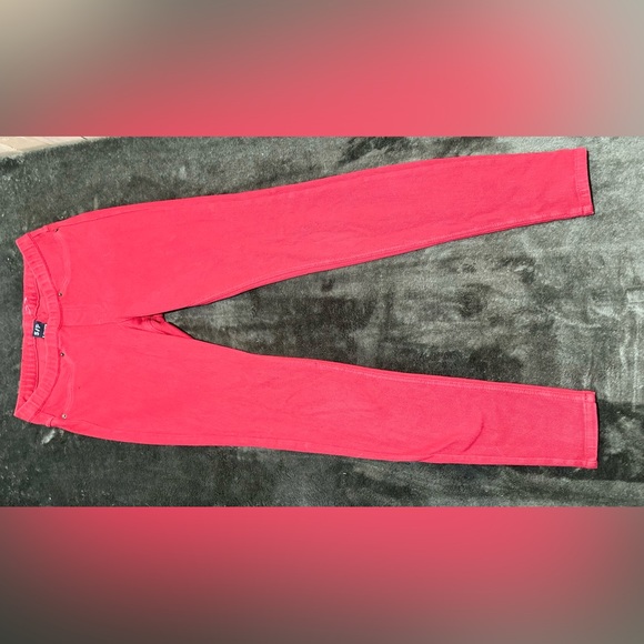 Red jagging - Picture 2 of 2